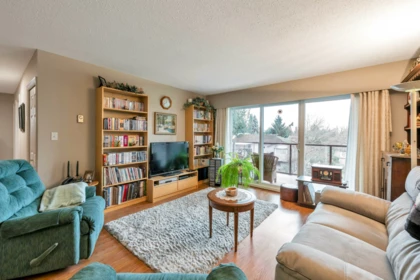 Kitchen Island Photo of 204 32040 Peardonville Road, Abbotsford, BC
