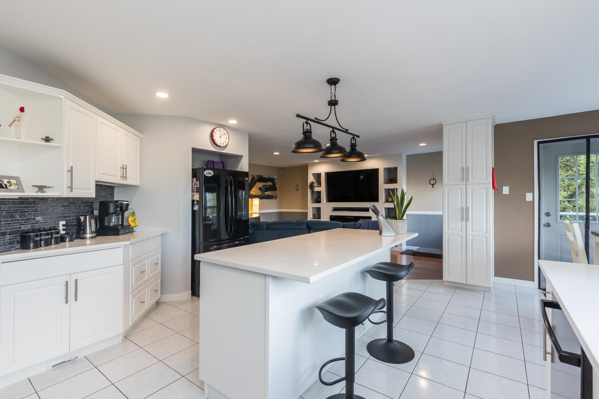 Walk-In Closet Photo of 42602 Majuba Hill Road, Yarrow, BC