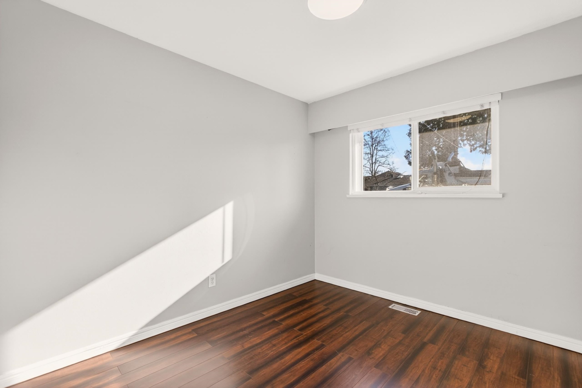 Guest Bathroom Photo of 20409 122 Avenue, Maple Ridge, BC