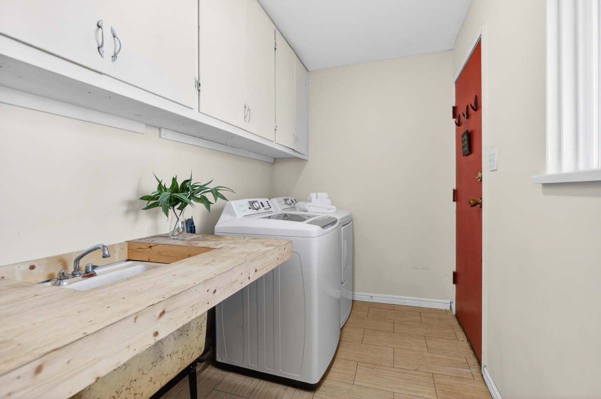 Hallway Photo of 20409 122 Avenue, Maple Ridge, BC