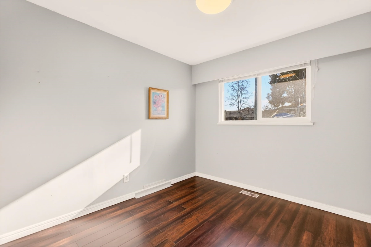 Powder Room Photo of 20409 122 Avenue, Maple Ridge, BC