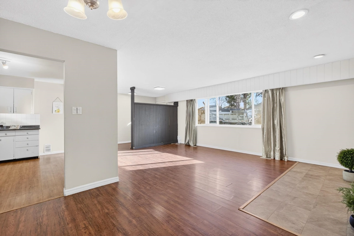Walk-In Closet Photo of 20409 122 Avenue, Maple Ridge, BC