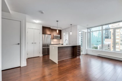 Kitchen Photo of 1404 888 Homer Street, Vancouver, BC