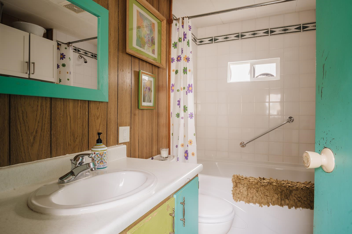 Entry Foyer Photo of 1 4514 Sunshine Coast Highway, Sechelt, BC