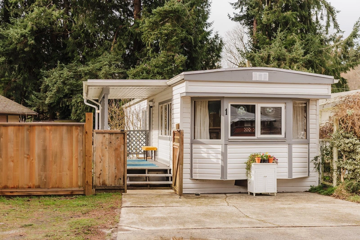 Family Room Photo of 1 4514 Sunshine Coast Highway, Sechelt, BC