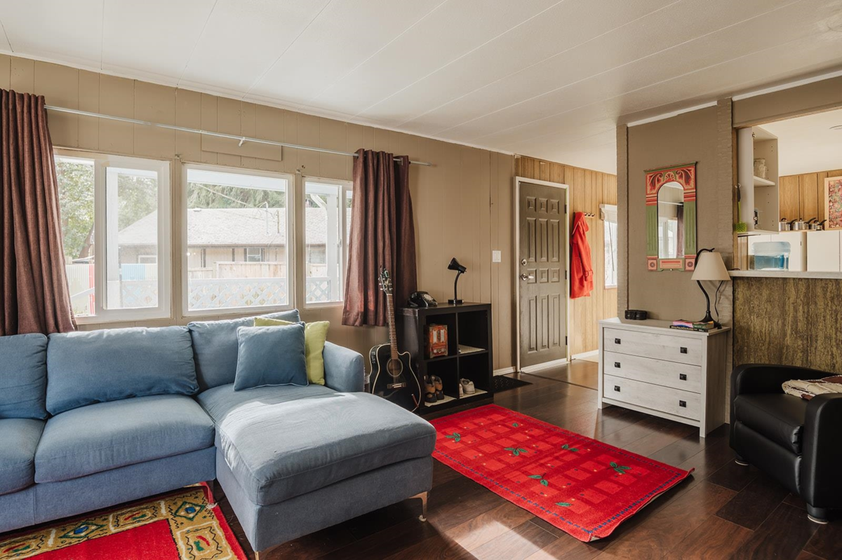 Kitchen Island Photo of 1 4514 Sunshine Coast Highway, Sechelt, BC