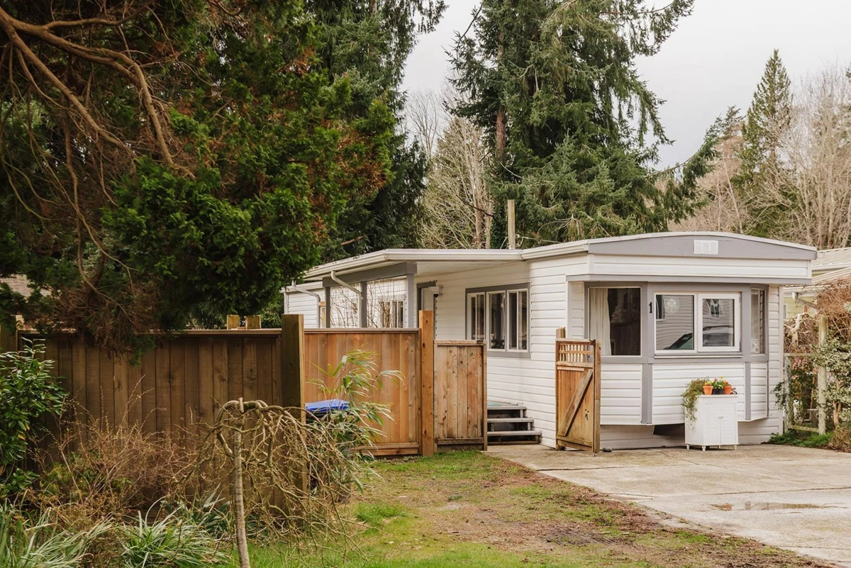 Living Room Photo of 1 4514 Sunshine Coast Highway, Sechelt, BC