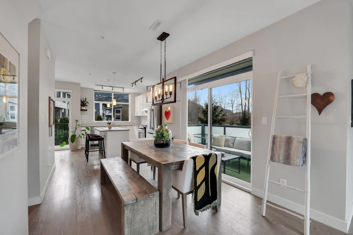 Dining Area Photo of 38375 Eaglewind Boulevard, Squamish, BC