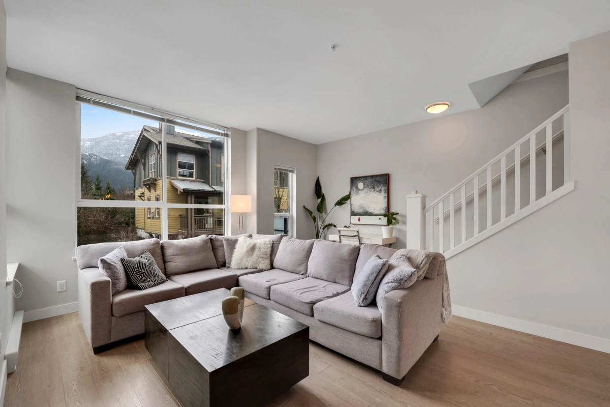 Kitchen Island Photo of 38375 Eaglewind Boulevard, Squamish, BC