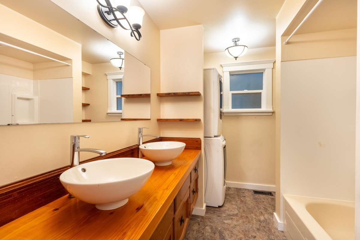 Kitchen Island Photo of 5080 Sunshine Coast Highway, Sechelt, BC