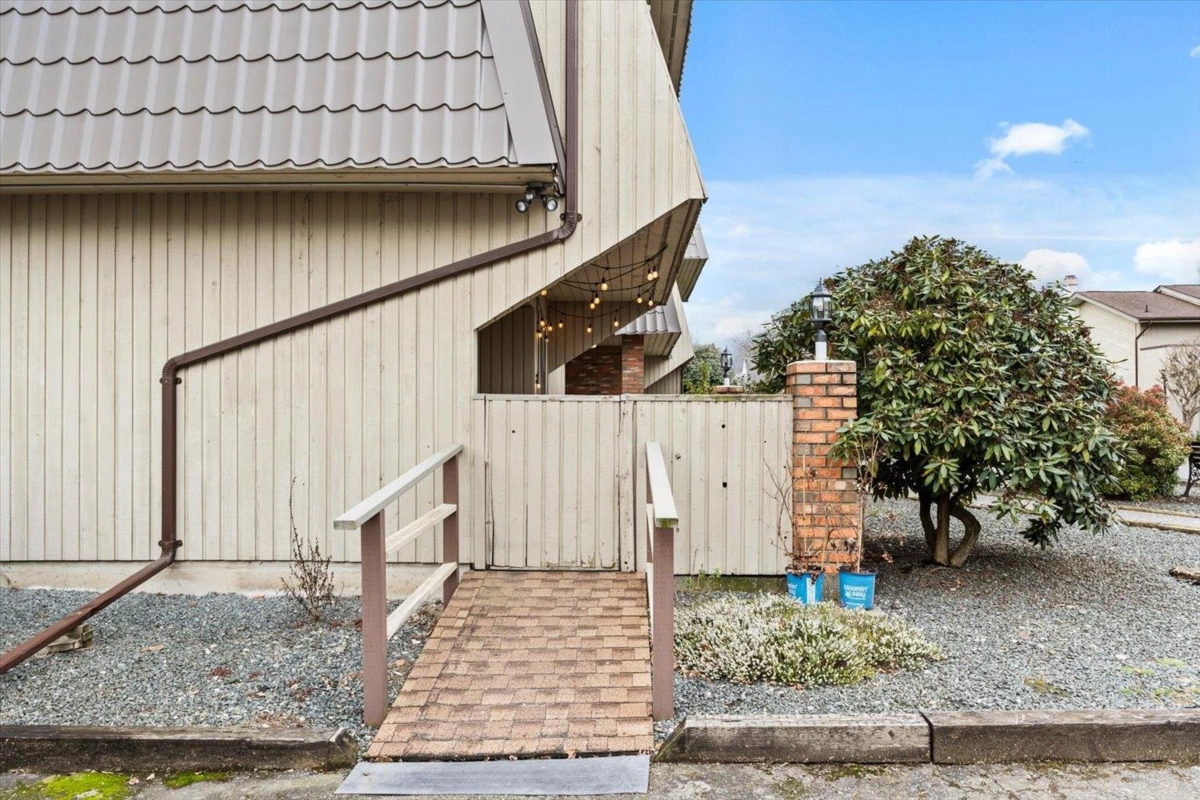 Garage Interior Photo of 101 45900 Lewis Avenue, Chilliwack, BC