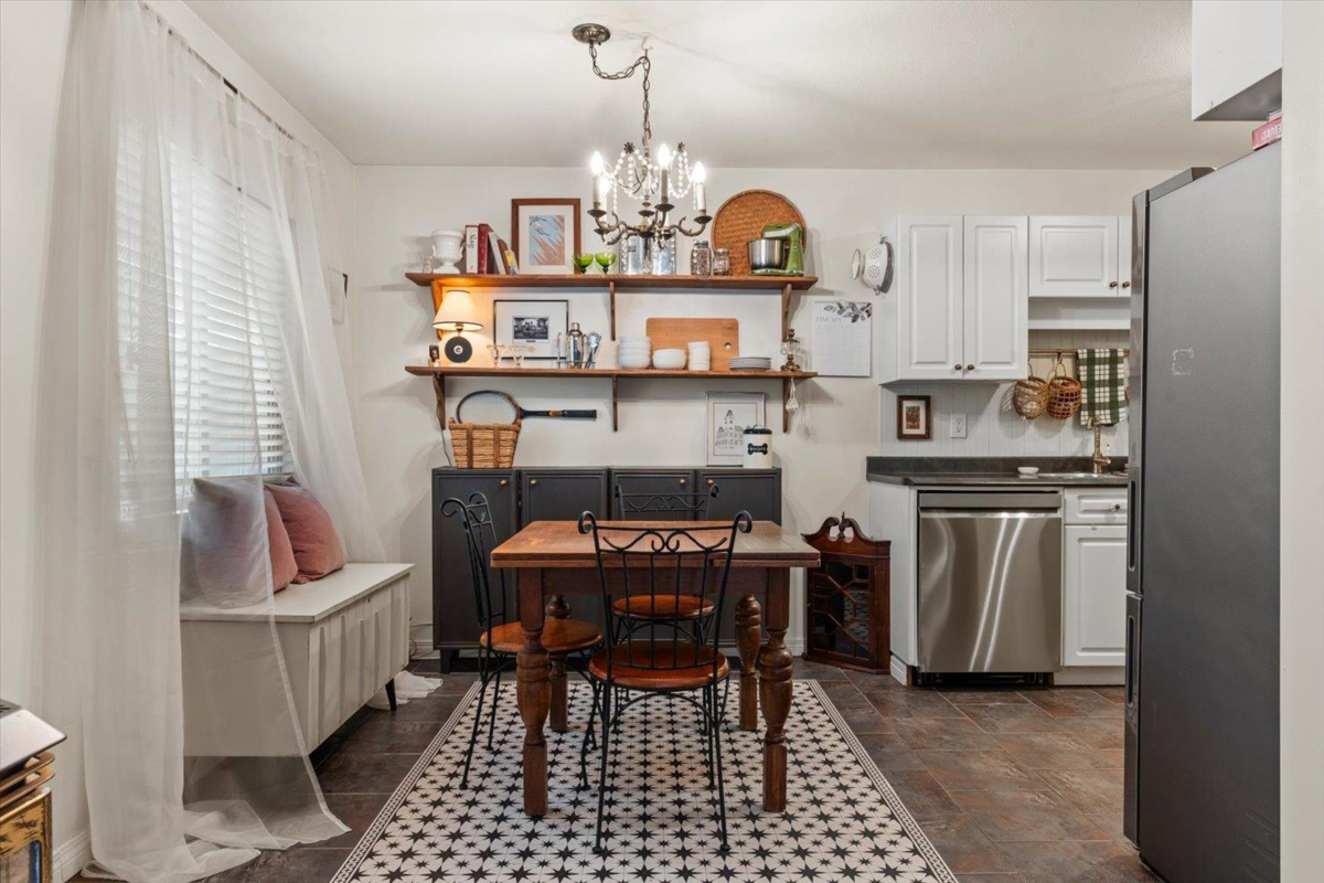 Kitchen Island Photo of 101 45900 Lewis Avenue, Chilliwack, BC