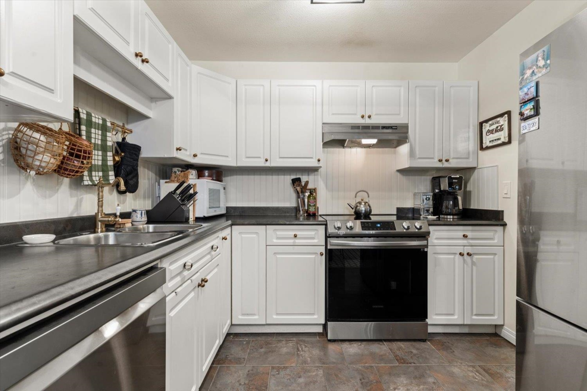 Primary Bathroom Photo of 101 45900 Lewis Avenue, Chilliwack, BC