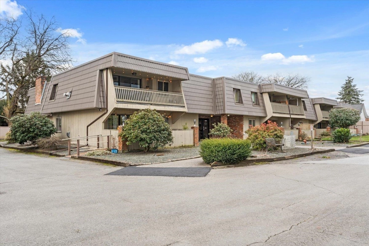 Swimming Pool Photo of 101 45900 Lewis Avenue, Chilliwack, BC