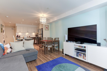 Front exterior of 208 55 Eighth Avenue, New Westminster, BC