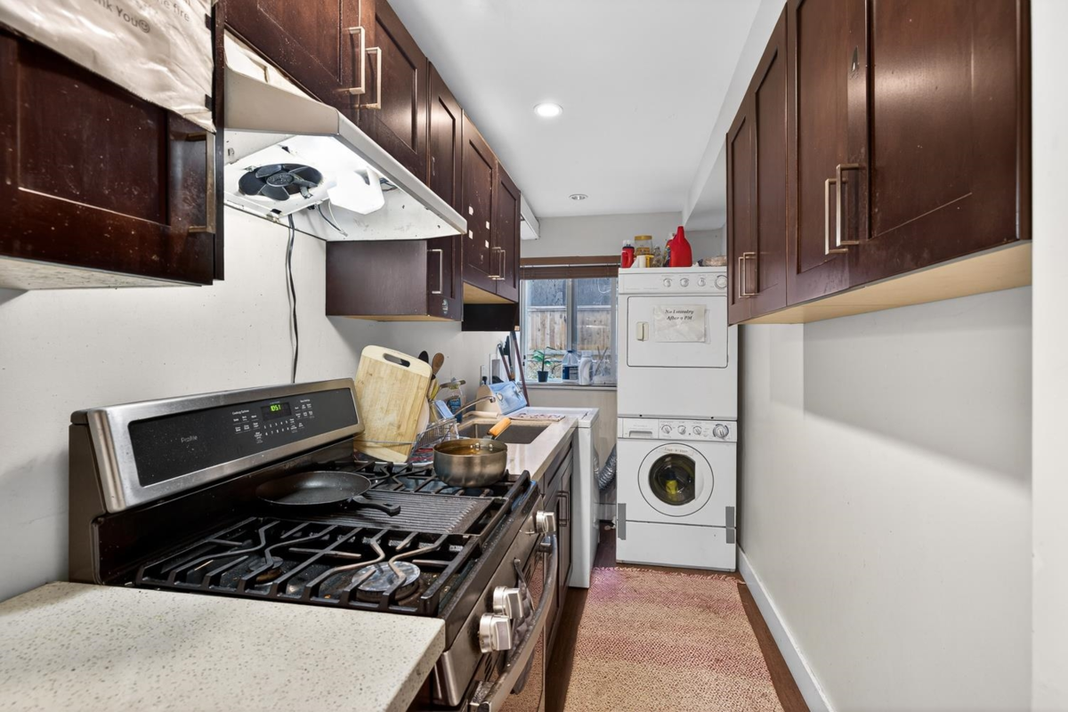 Entry Foyer Photo of 557 E 21st Avenue, Vancouver, BC