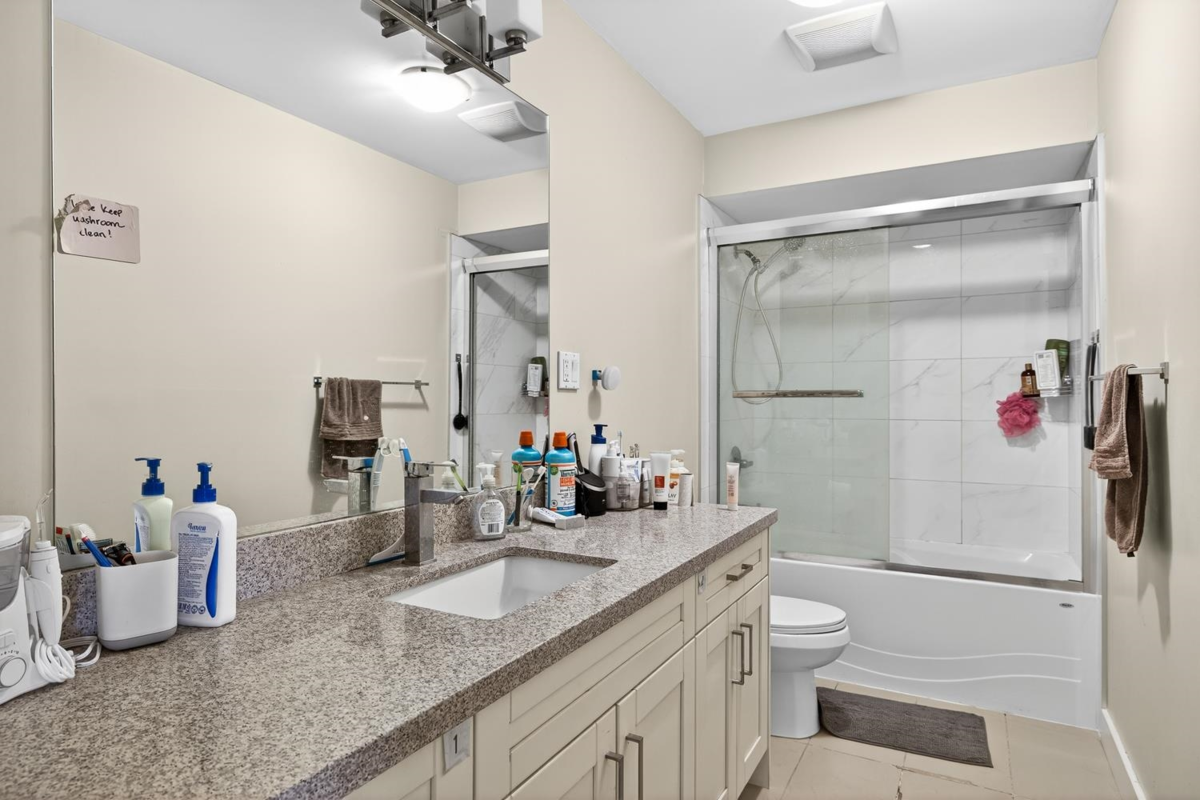 Powder Room Photo of 557 E 21st Avenue, Vancouver, BC