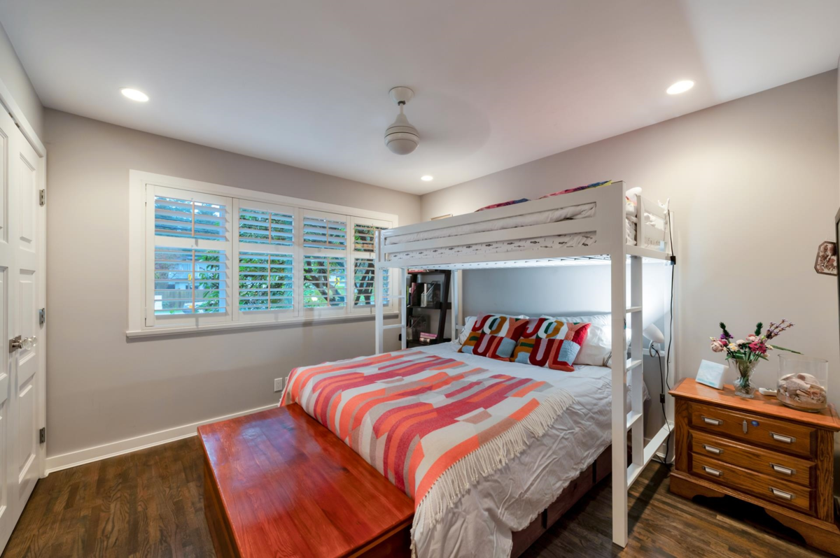 Laundry Room Photo of 3669 Edgemont Boulevard, North Vancouver, BC