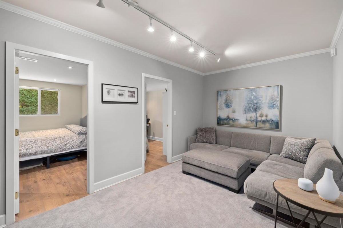 Garden / Landscaping Photo of 145 E Kensington Road, North Vancouver, BC