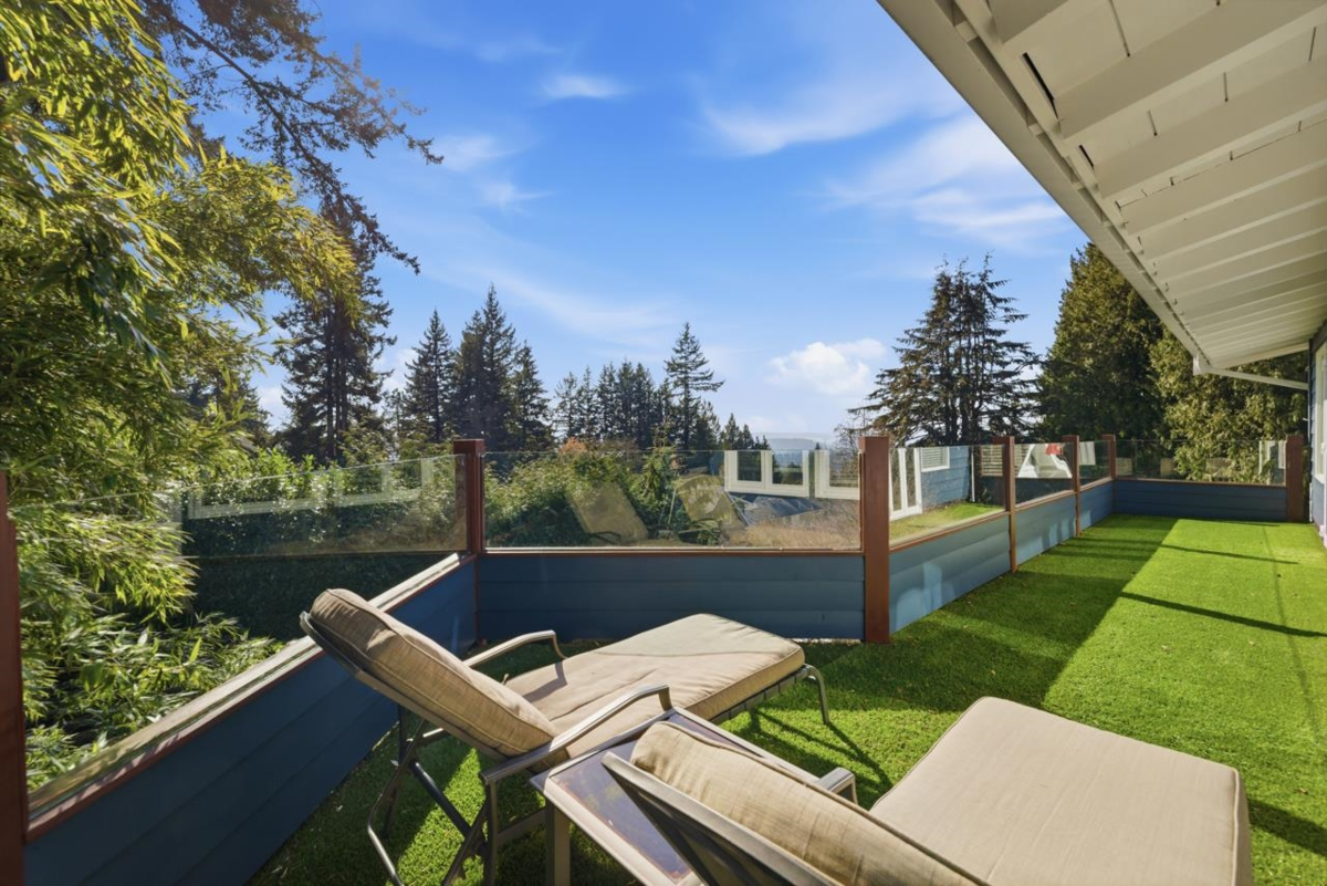 Mudroom Photo of 145 E Kensington Road, North Vancouver, BC