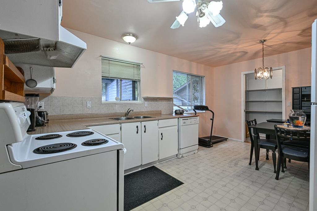 Walk-In Closet Photo of 7016 141 Street, Surrey, BC