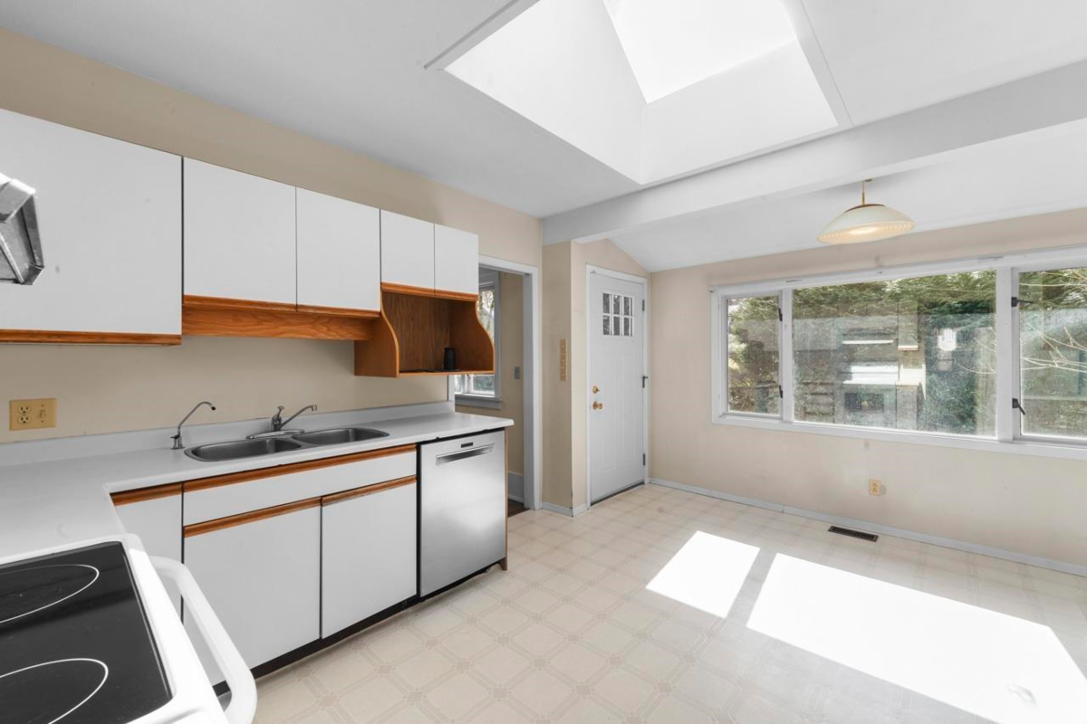 Dining Area Photo of 4278 W 12th Avenue, Vancouver, BC