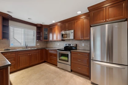 Kitchen Island Photo of 18775 59 Avenue, Surrey, BC