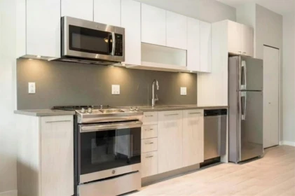 Kitchen Photo of 420 13768 108 Avenue, Surrey, BC