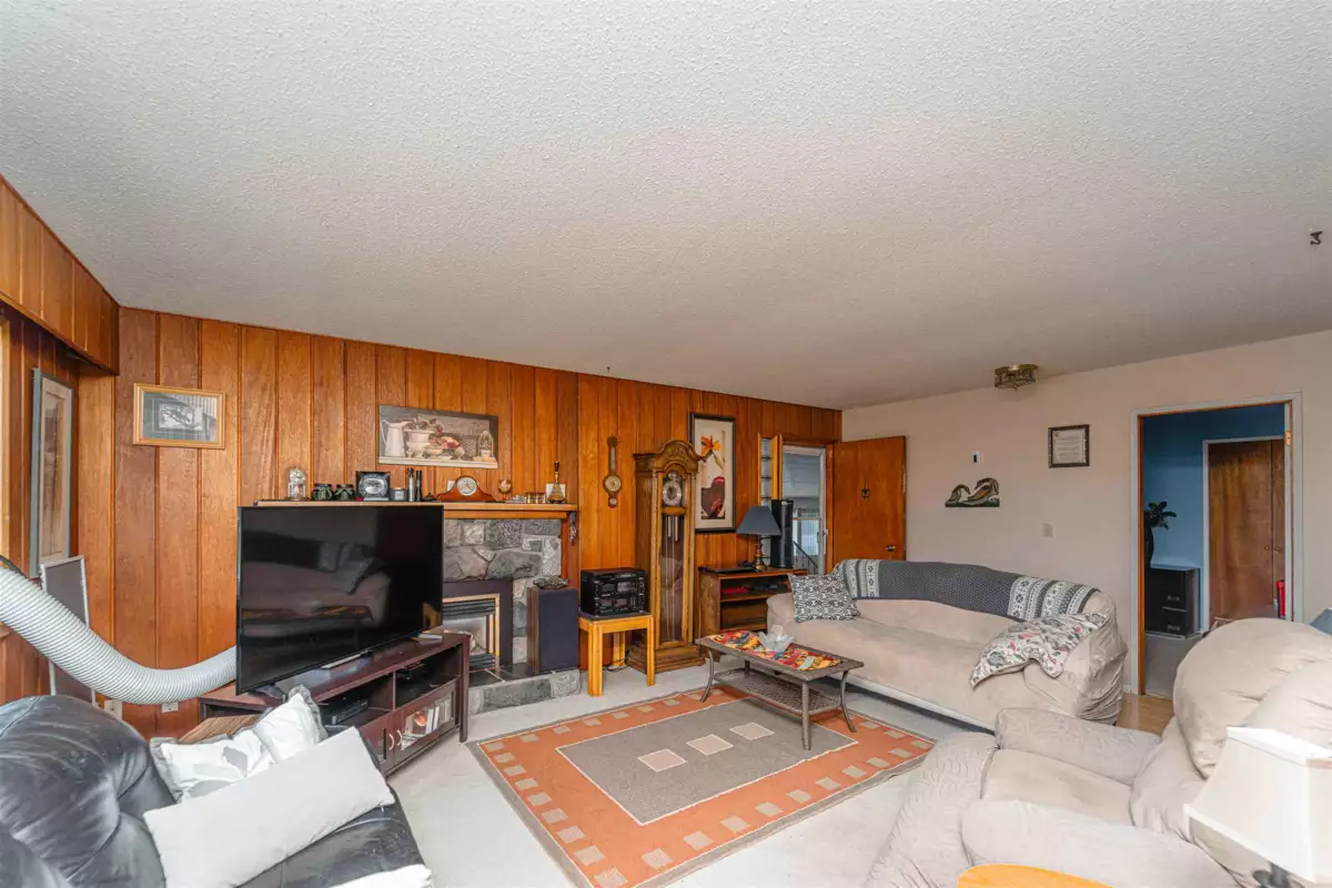Family Room Photo of 33460 Conway Place, Abbotsford, BC
