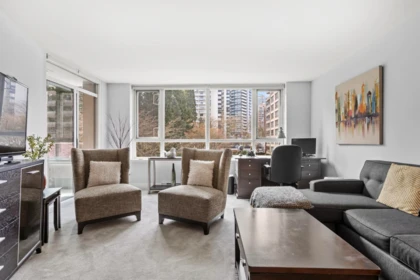 302 6055 Nelson Avenue, Burnaby, BC, Burnaby — Apartment/Condo for sale