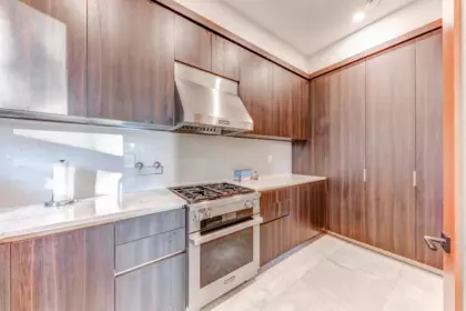 Walk-In Closet Photo of 1497 Queens Avenue, West Vancouver, BC