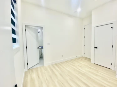 Primary Bathroom Photo of 15911 88 Avenue, Surrey, BC