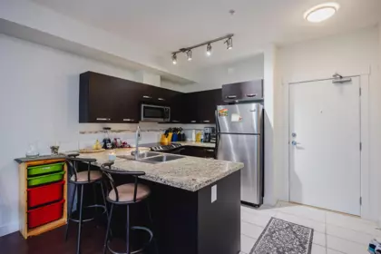 Kitchen Island Photo of 220 33539 Holland Avenue, Abbotsford, BC