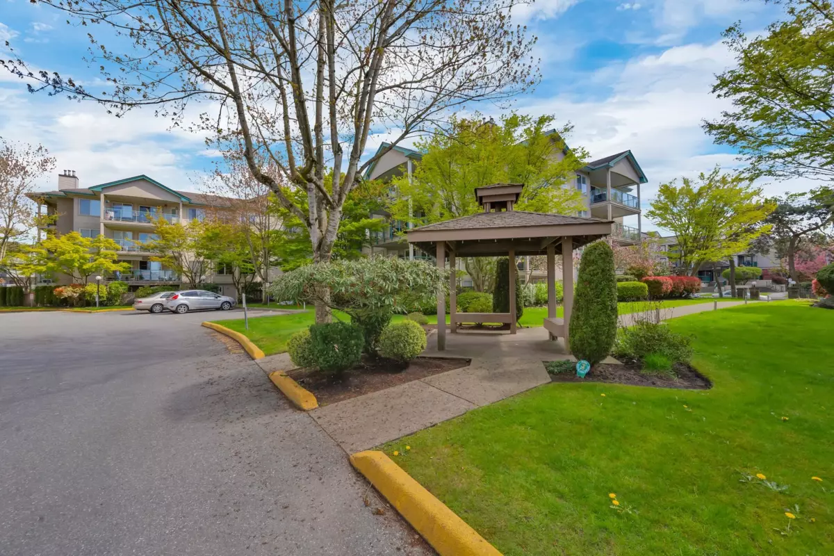 Family Room Photo of 409 20443 53 Avenue, Langley, BC
