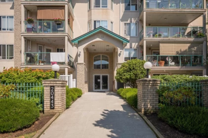 Swimming Pool Photo of 409 20443 53 Avenue, Langley, BC