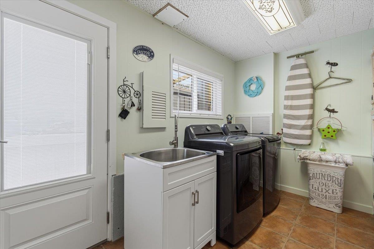 Guest Bathroom Photo of 3648 Seaview Crescent, No City Value, BC
