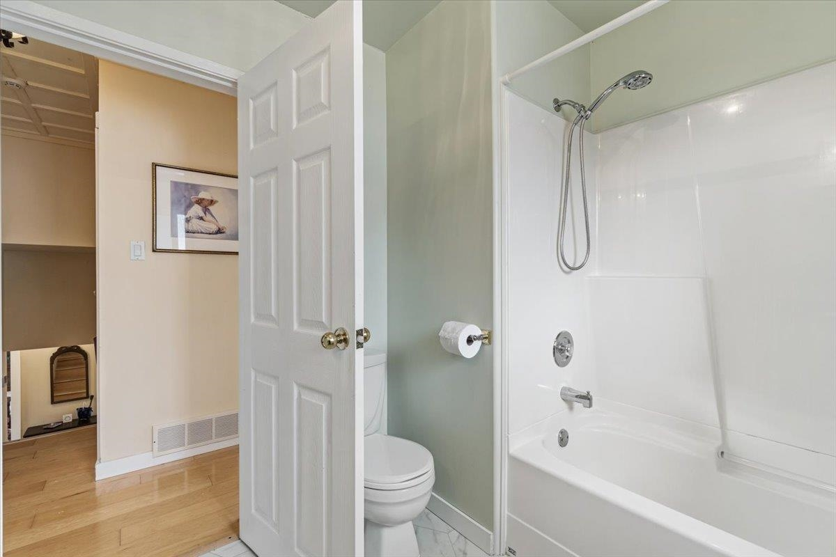 Laundry Room Photo of 3648 Seaview Crescent, No City Value, BC