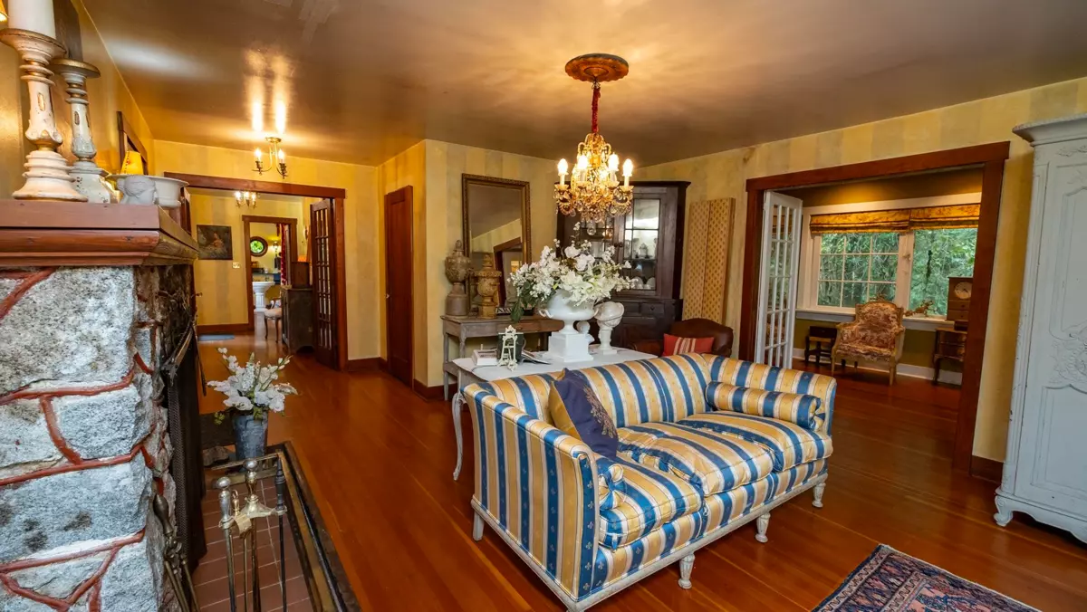 Living Room Photo of 2572 Miles Road, Roberts Creek, BC
