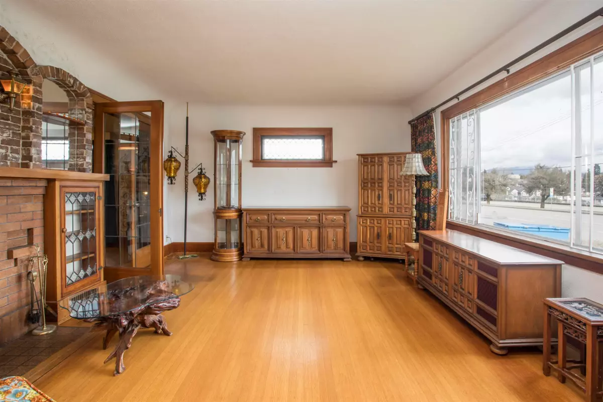Family Room Photo of 910 Eighth Street, New Westminster, BC