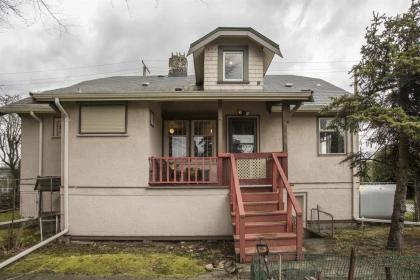 Entry Foyer Photo of 910 Eighth Street, New Westminster, BC