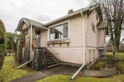 Front Yard Photo of 910 Eighth Street, New Westminster, BC