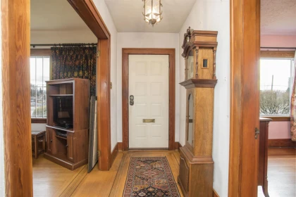 Walk-In Closet Photo of 910 Eighth Street, New Westminster, BC