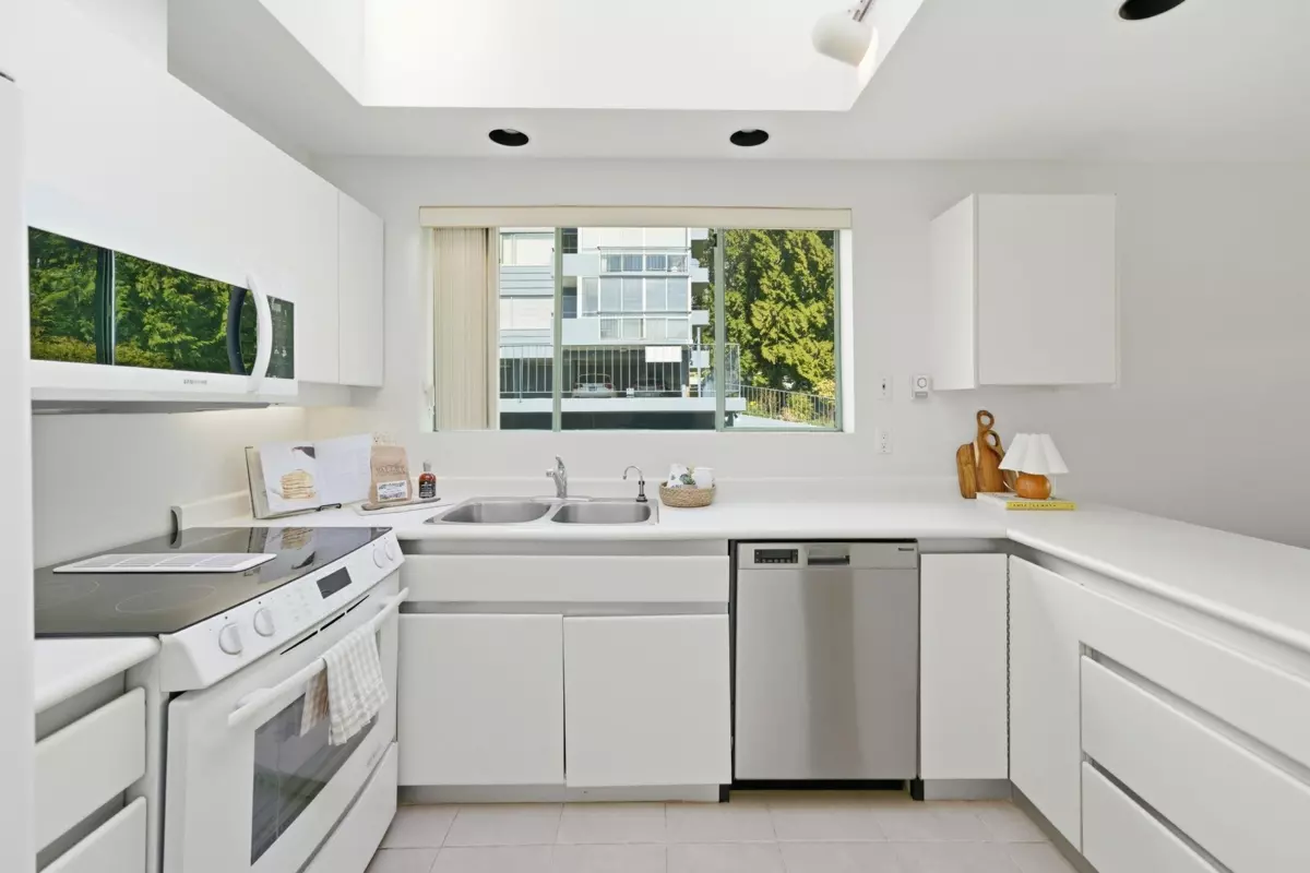 Dining Area Photo of 205 565 17th Street, West Vancouver, BC