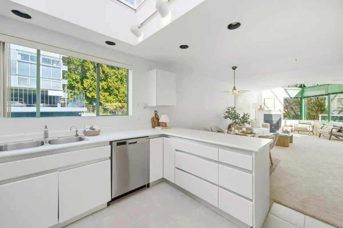 Family Room Photo of 205 565 17th Street, West Vancouver, BC
