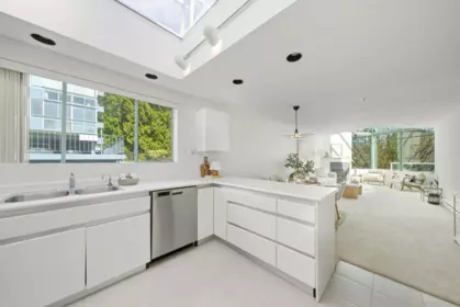 Kitchen Island Photo of 205 565 17th Street, West Vancouver, BC