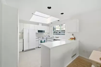 Kitchen Photo of 205 565 17th Street, West Vancouver, BC