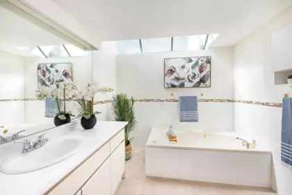 Laundry Room Photo of 205 565 17th Street, West Vancouver, BC