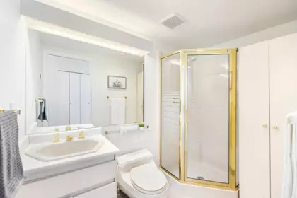 Mudroom Photo of 205 565 17th Street, West Vancouver, BC