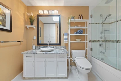 Entry Foyer Photo of 304 1777 W 13th Avenue, Vancouver, BC
