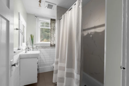 Primary Bathroom Photo of 3425 W 8th Avenue, Vancouver, BC